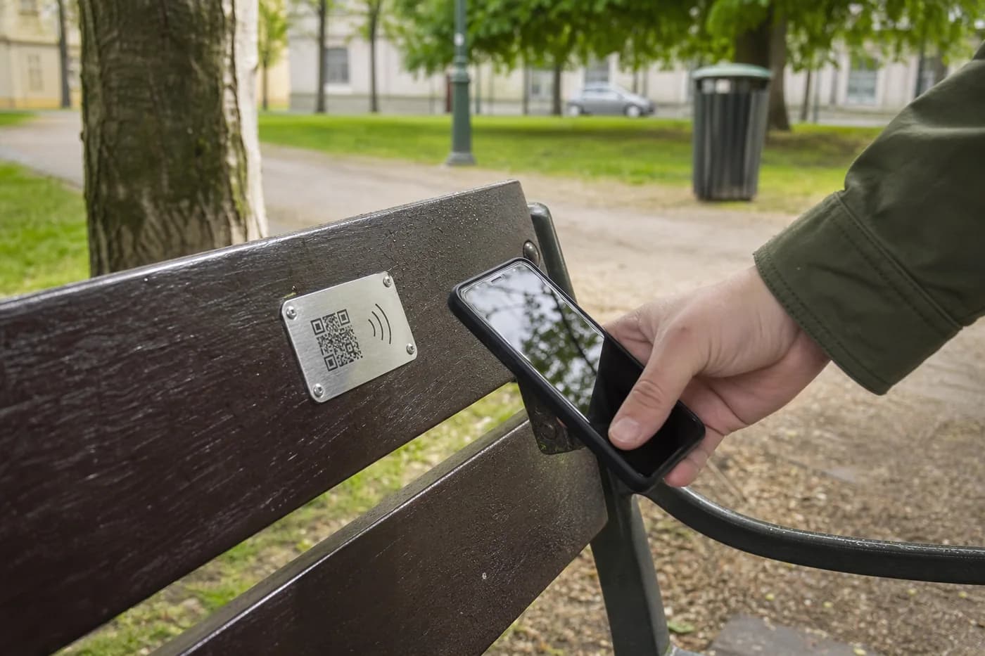 QR/NFC štítek identifikuje konkrétní lavičku, lampu nebo další prvek.