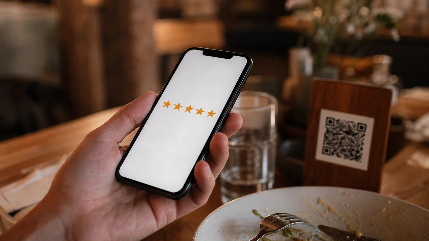 Mikrostránka nabídne menu, akci i rychlé hvězdičkové hodnocení.